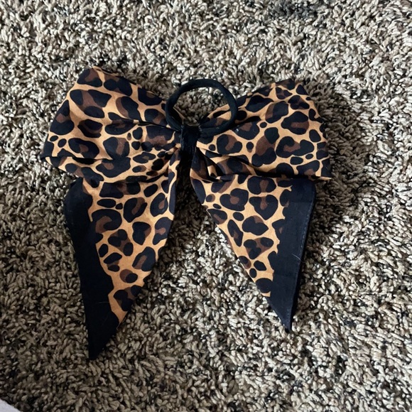 Leopard Print Bow - Picture 3 of 3